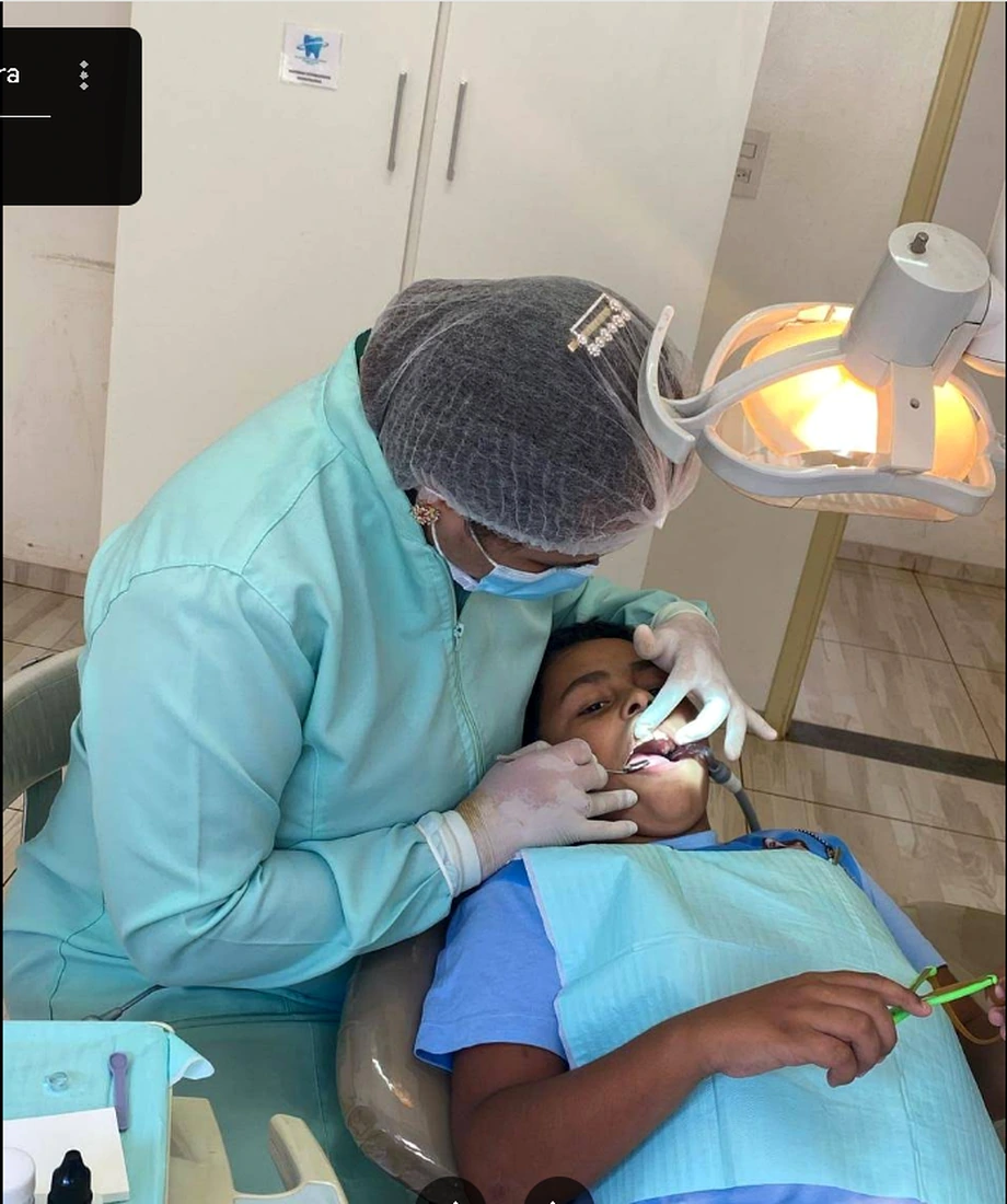 Atendimento odontológico infantil realizado no consultório