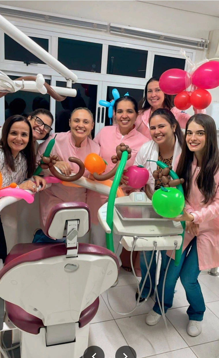 Equipe em ambiente odontológico