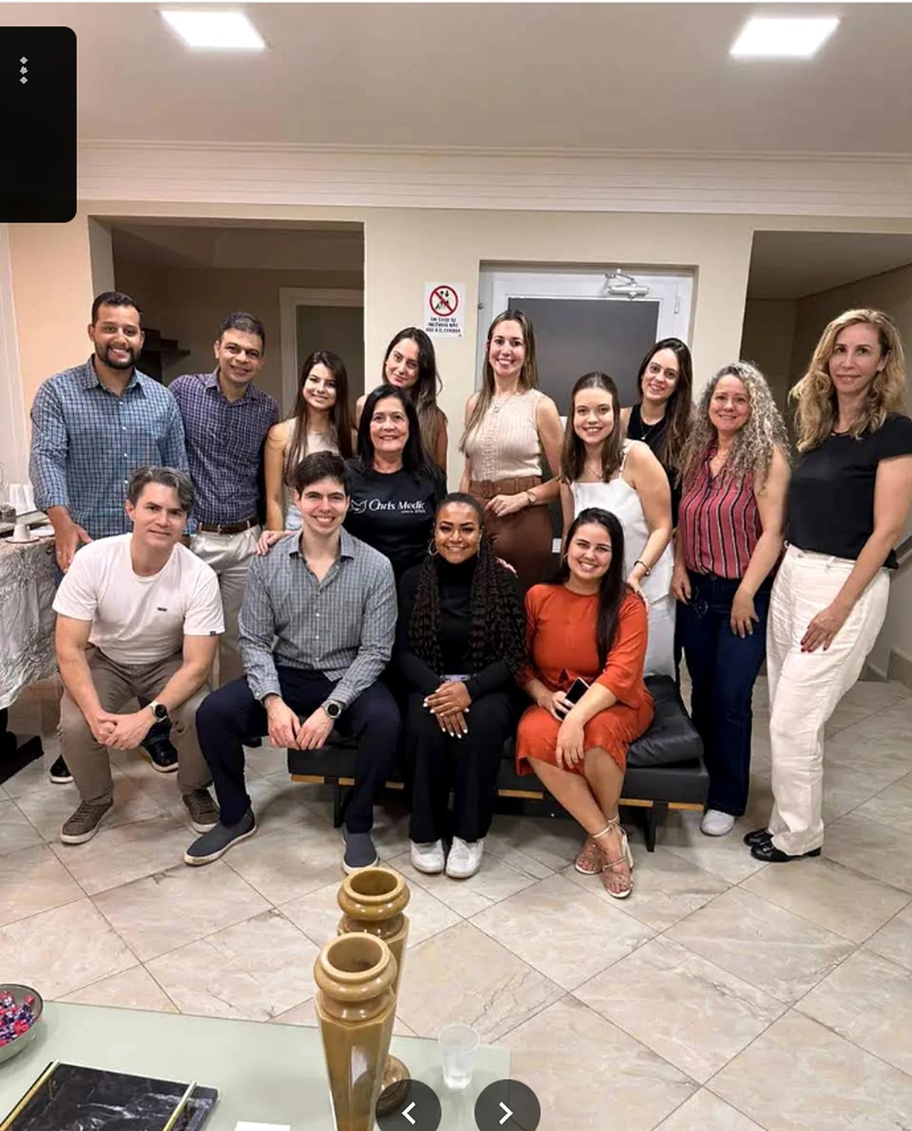 Equipe reunida em ambiente clínico